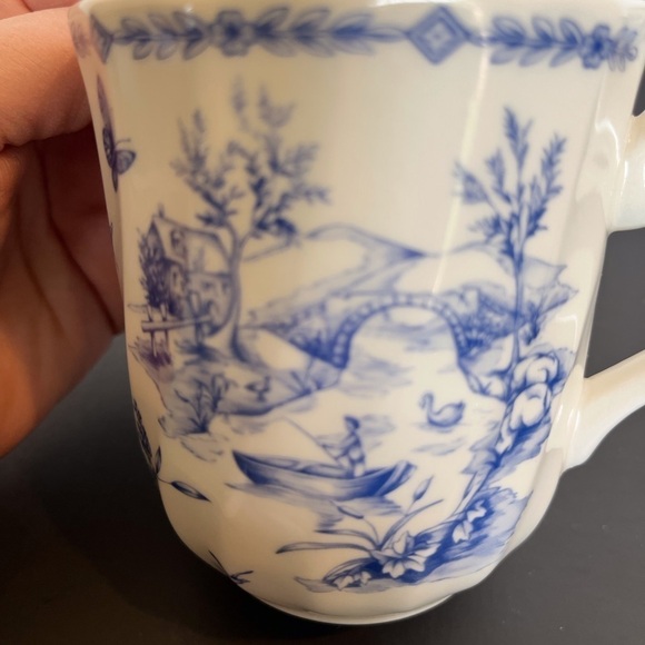Vintage Churchill Toile Scalloped Blue and White China Mugs. - Picture 9 of 11